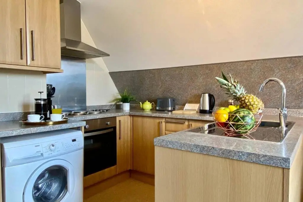 Stunning Apartment - 5 Minute Walk to the Best Beach! - Great Location - Parking - Netflix - Fast WiFi - Smart TV - Newly decorated - Close to Bournemouth & Poole Town Centre & Sandbanks