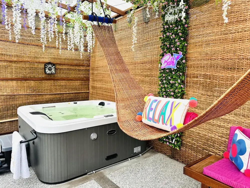 Luxury Escape w Infinity Pool & Hot Tub Bar