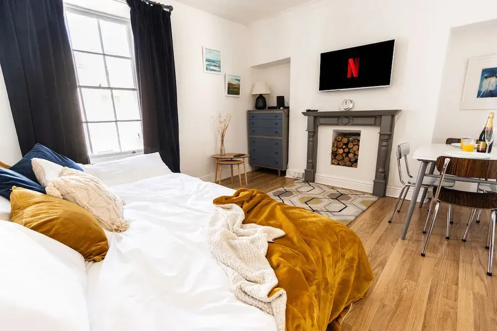 Spacious - Central 2 Bed Apartment