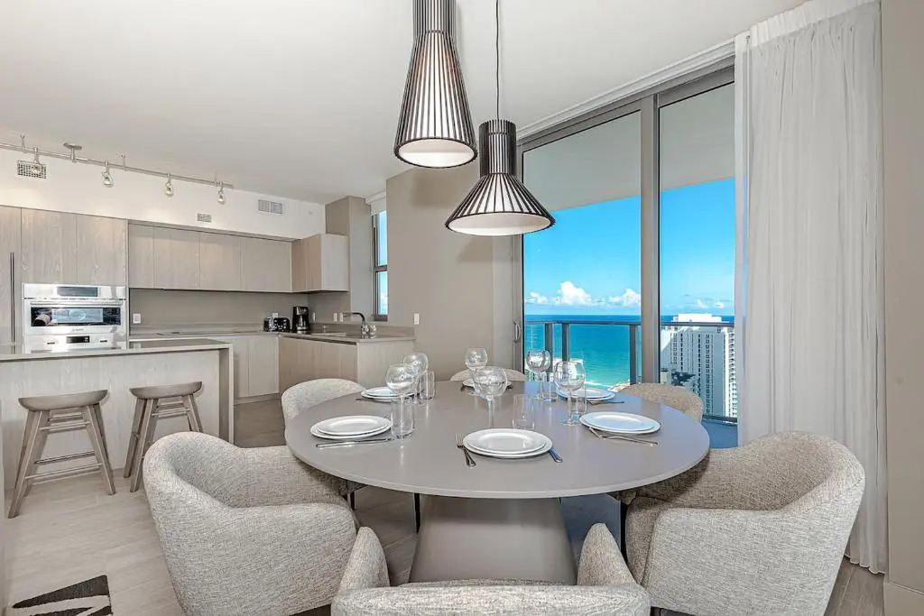 5 Stars 2BR in the SKY UNIQUE Ocean & Bay View BALCONY