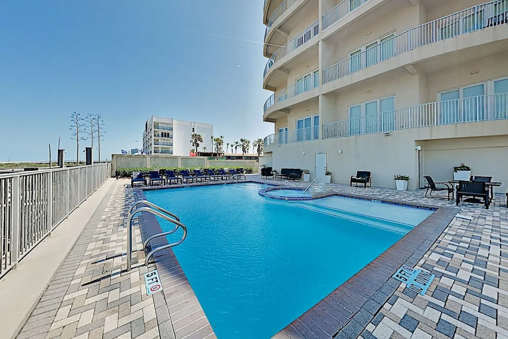 Modern Las Olas - Ocean Views, Pool & Tennis 3 Bedroom Condo