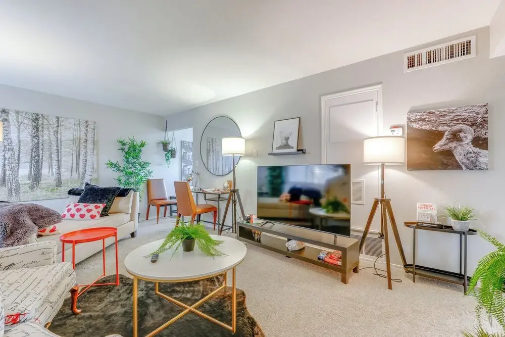 Walk to Conveniences: Tempe Condo w/ Pool!