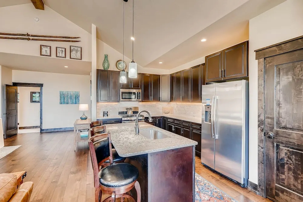 Alders 4br Renovated Townhome- Sleeps 11+ Kids Ski Free 4 Bedroom Condo by Redawning
