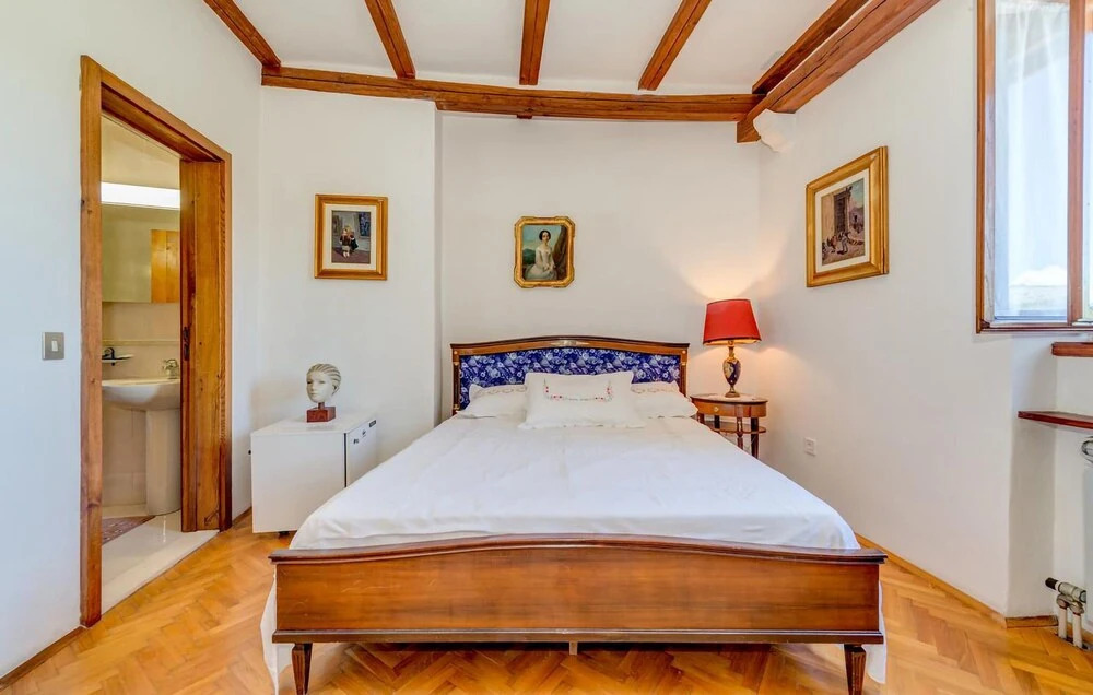 Stunning Home in Milna With 5 Bedrooms and Wifi