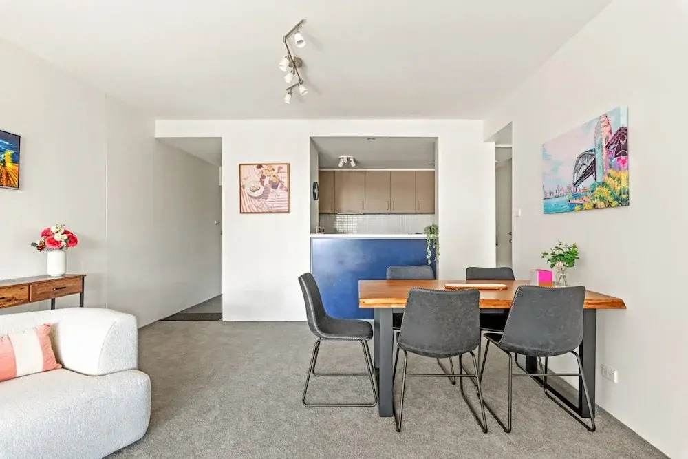 2-bed Harbourside Home With Views in Fab Location