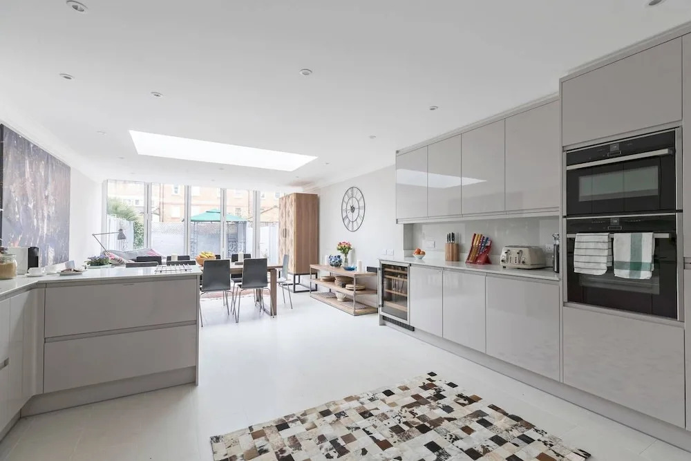 Gorgeous 5BR home with garden and parking in Battersea