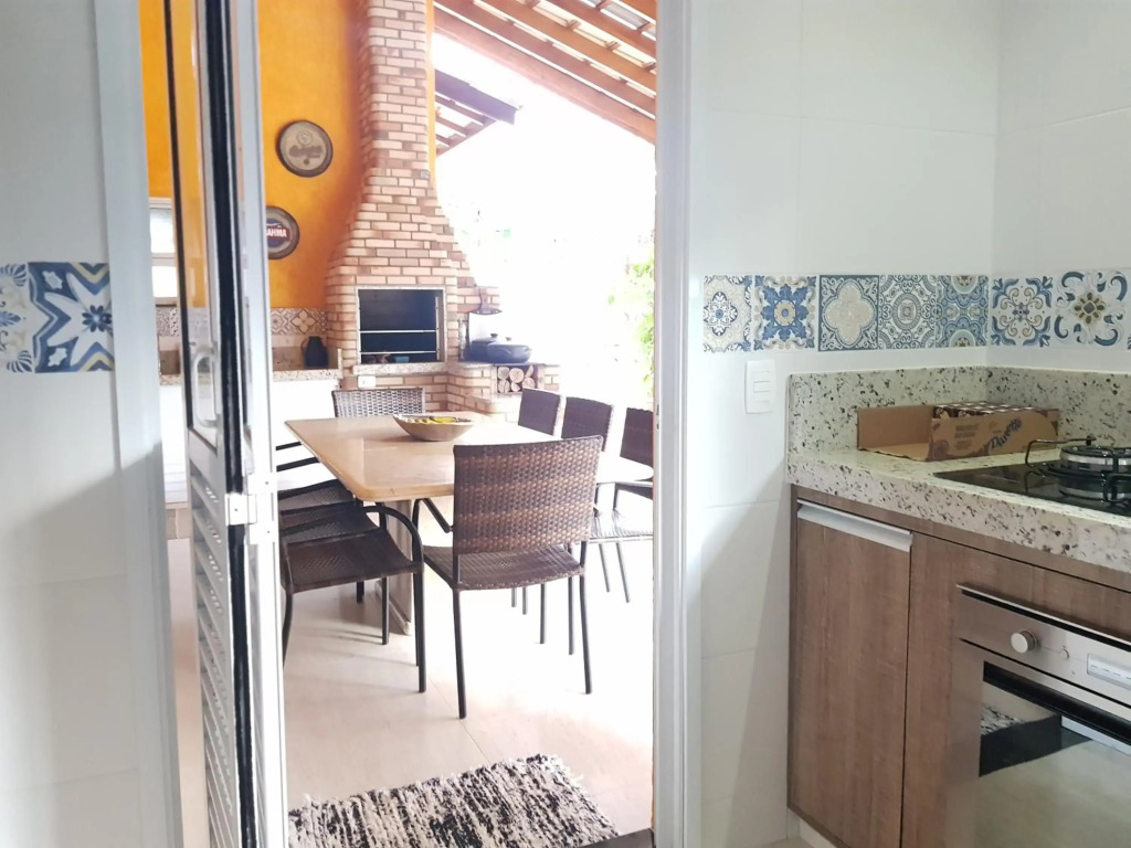 Bela Casa Terrea na Praia da Lagoinha Ubatuba com Piscina, Ar Condicionado, Churrasqueira e Forno a Lenha