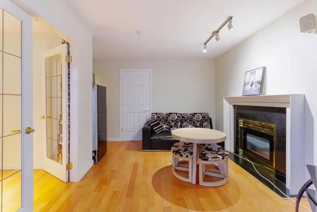 Convenient to Attractions & Close To Airport