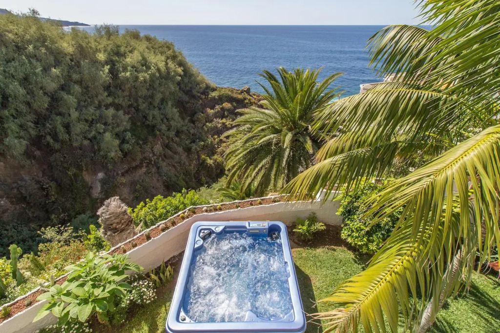 Villa in protected space in front of the sea