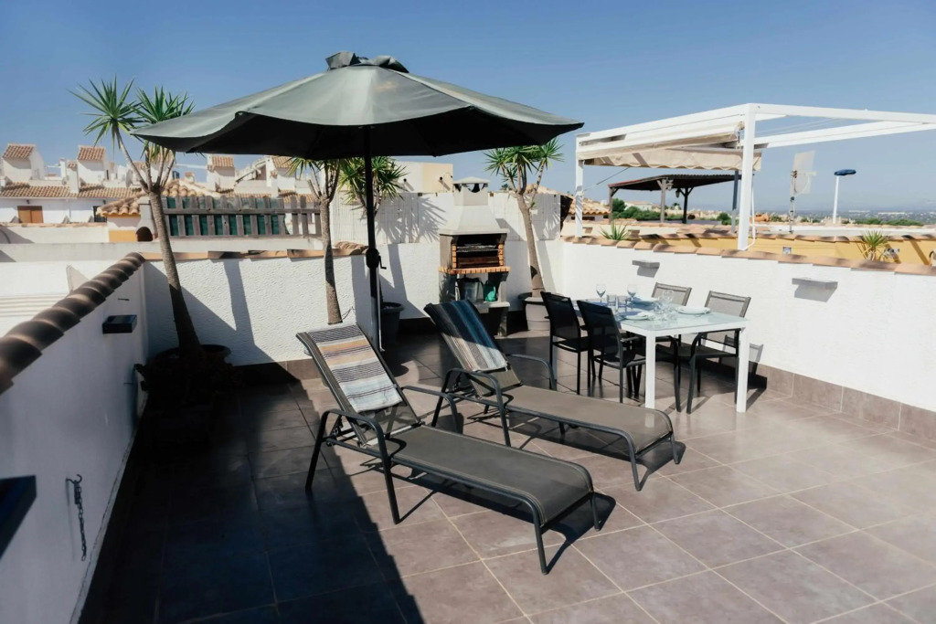 Stunning 2 bedroom apartment with Pool View