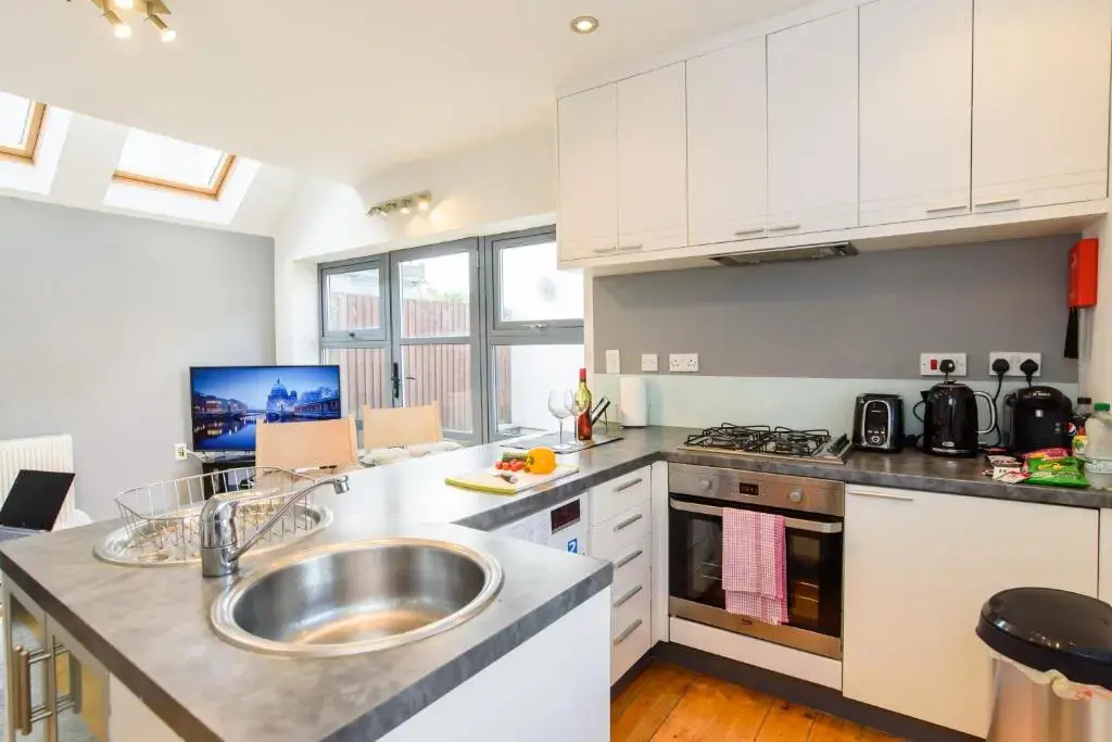 2 Bed Cardiff House with Hot Tub, BBQ, Terrace & Free Parking