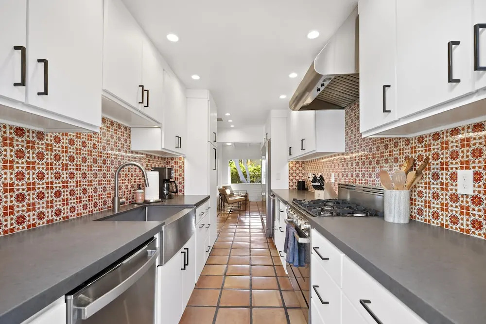 Charming Spanish Colonial A Chic Retreat for 4!