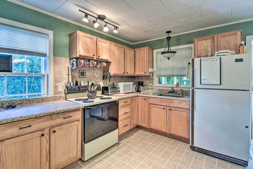 Near Dining: Columbus Cottage w/ Furnished Deck!