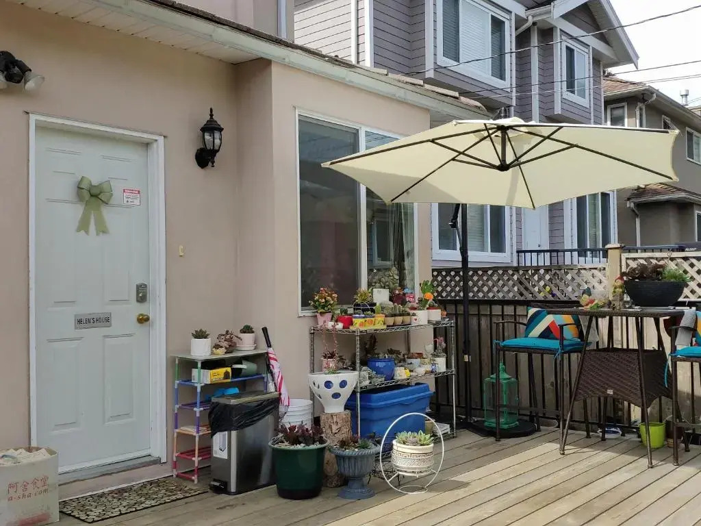 Helens House / Close to Skytrain and Airport