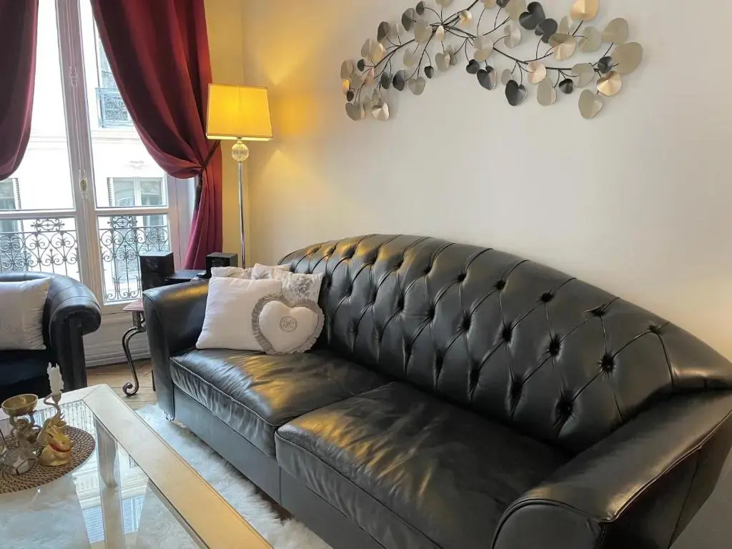 Two-Bedroom Apartment Champs-Elysées