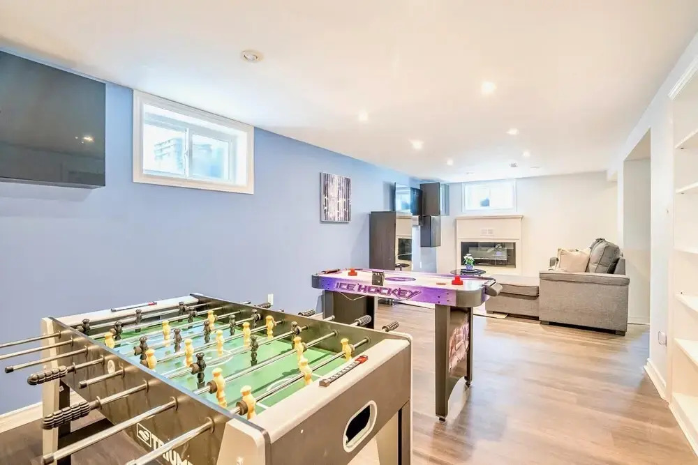 4BR Family Home - w Private Pool and Games Room