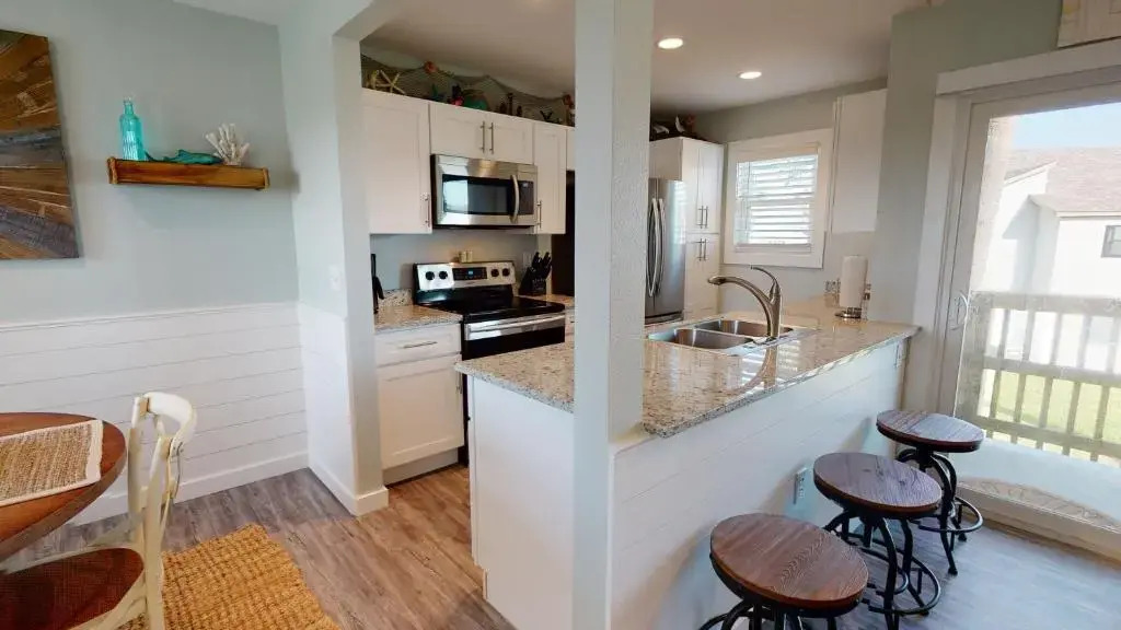 AH-C208 Newly Remodeled, 2nd Floor Condo with Nautical Theme, Great location in town