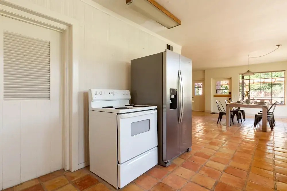 Fox Manor The Ultimate Fresno Getaway 5 Bedroom Home by RedAwning