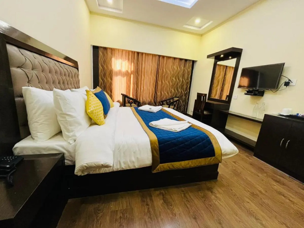 The Ashoka Inn 300mts walkable from Mall Road