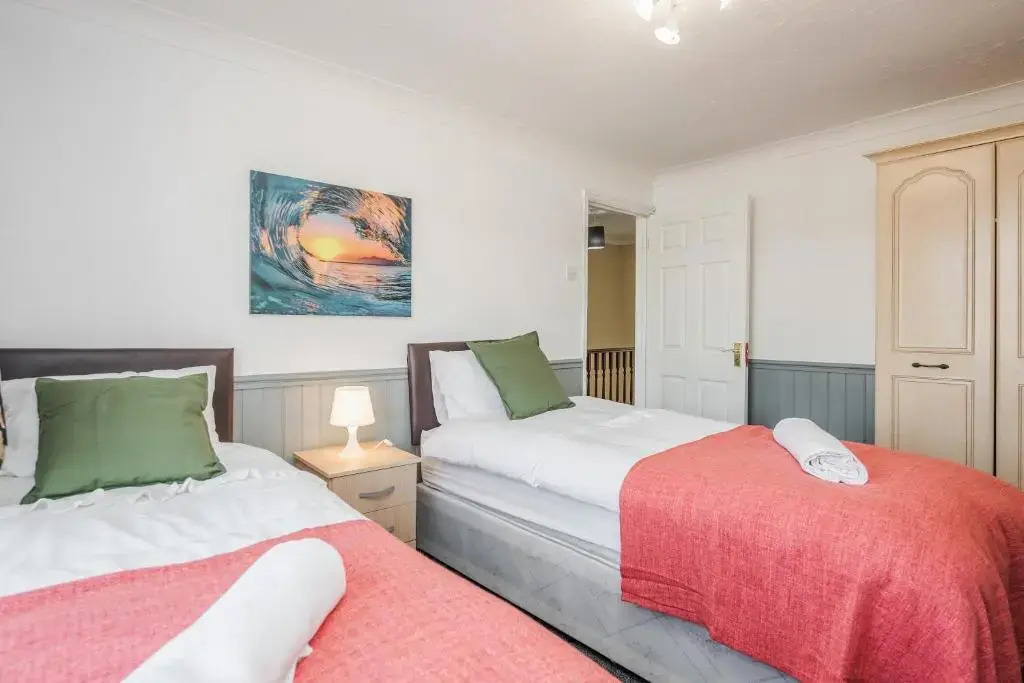 TMS Spacious 3-bed House! Tilbury! Free Parking!