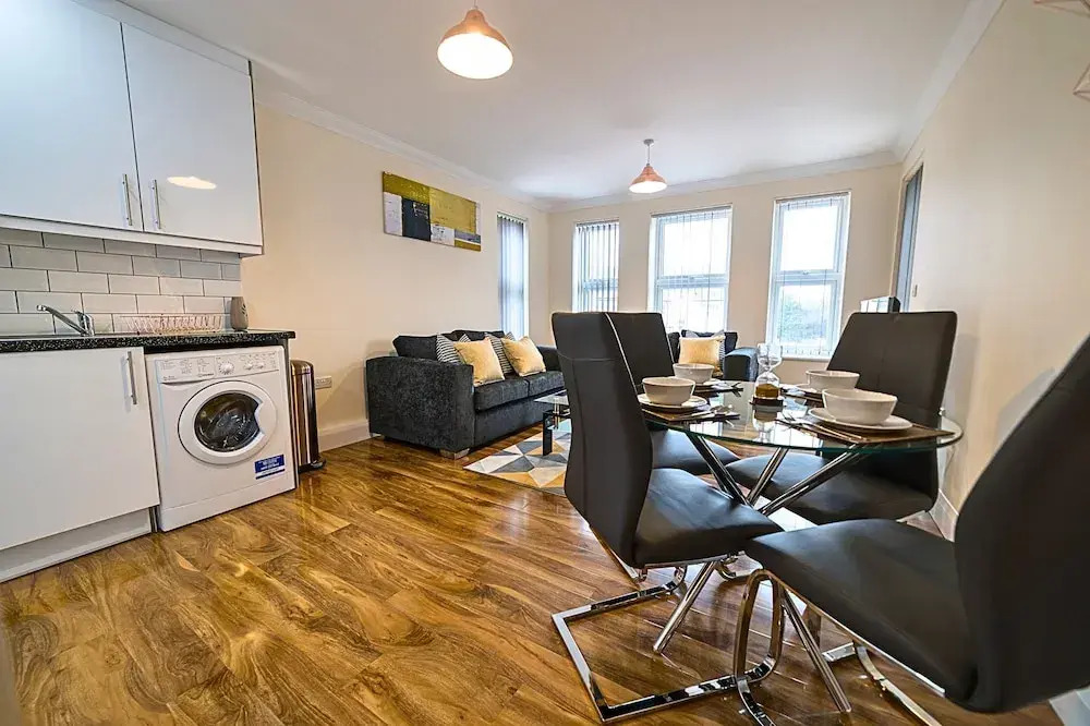 Heathrow Clean 2Bedroom Apt with Parking