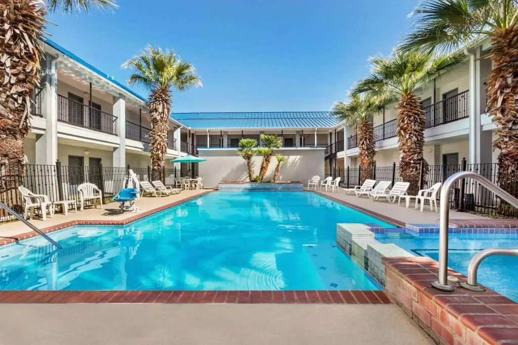 Howard Johnson Suites Central