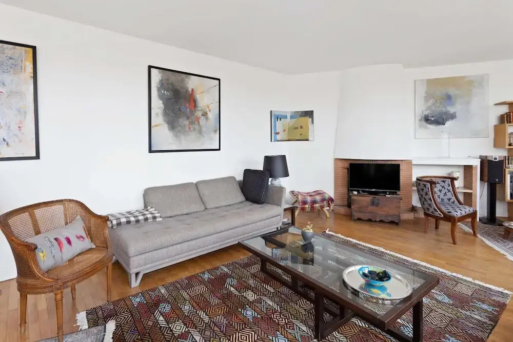 Stunning 3 Bed Apt With Balcony Near Champs Elysée