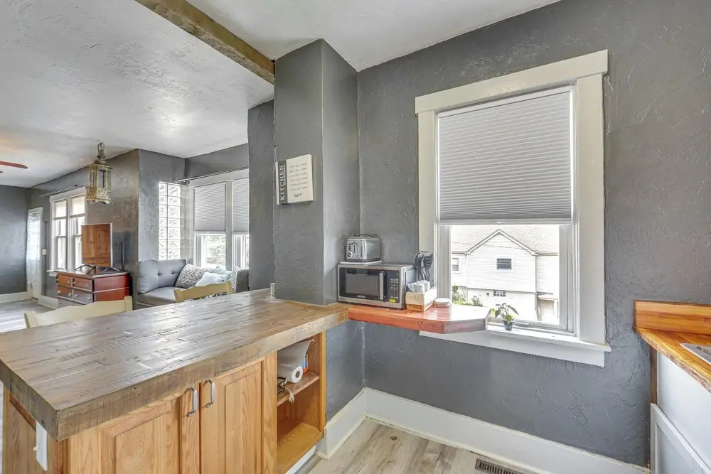 Updated New Kensington Home w/ Deck: 22 Mi to Pgh!