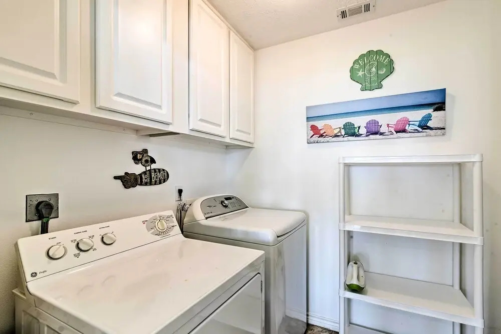 1 Block to Beach: Family Getaway in Galveston
