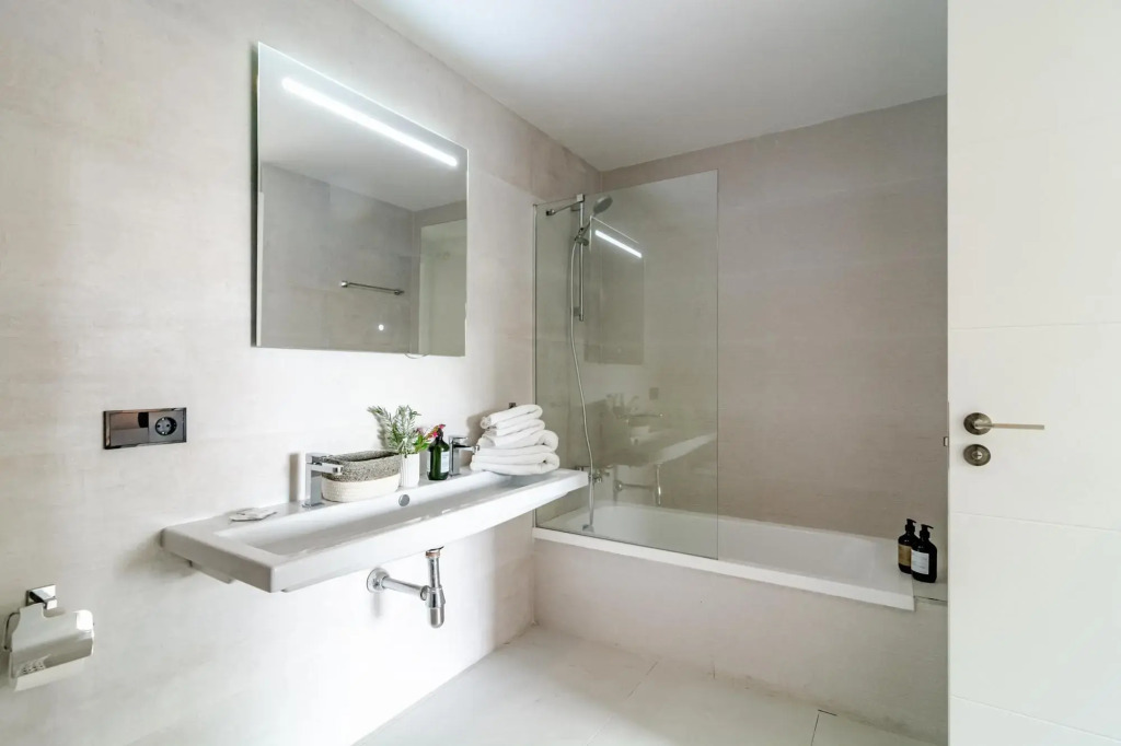 LAE9.1I- Apotel Estepona Hills by roomservices