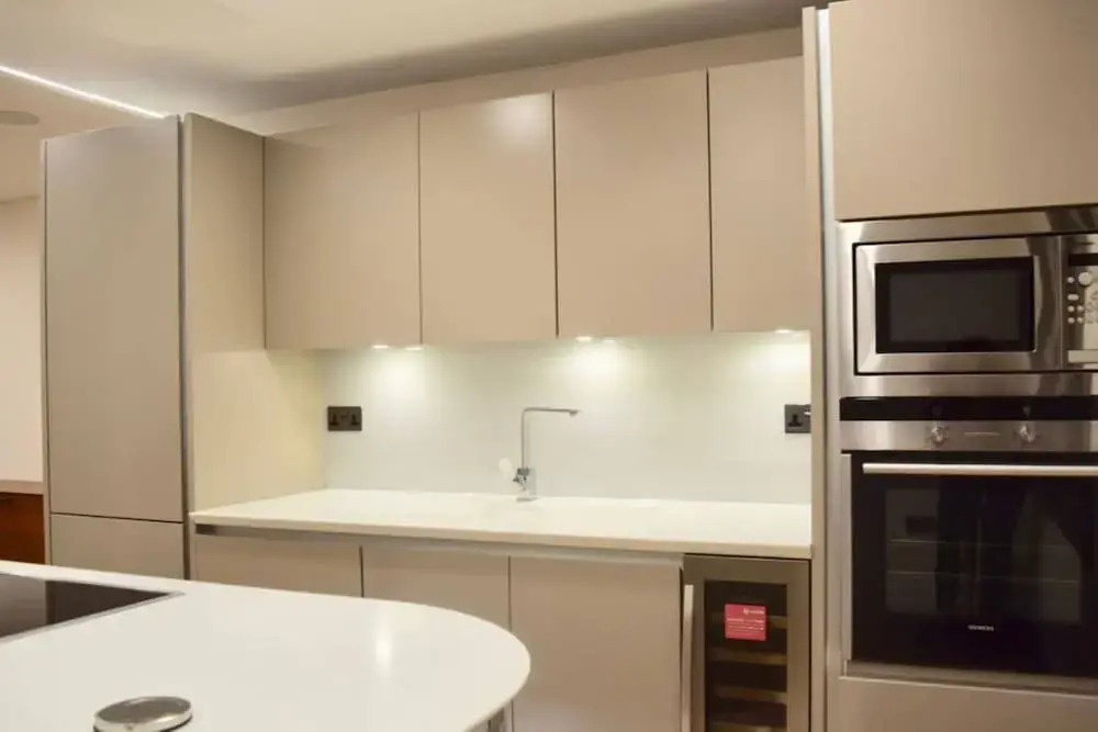 Modern 2 Bedroom Bayswater Apartment