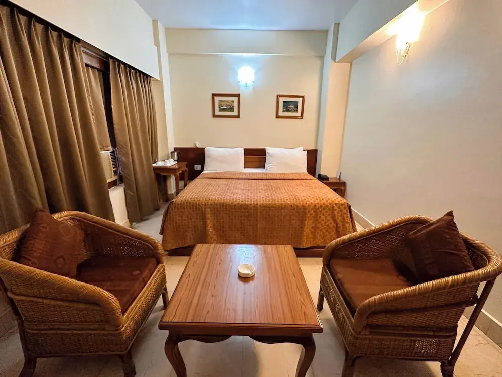 lhaki Hotel