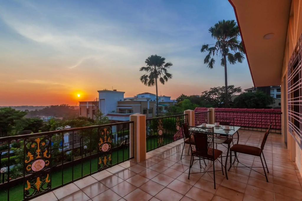 StayVistas V Square - Enjoy a pool and indoor games for a leisurely stay