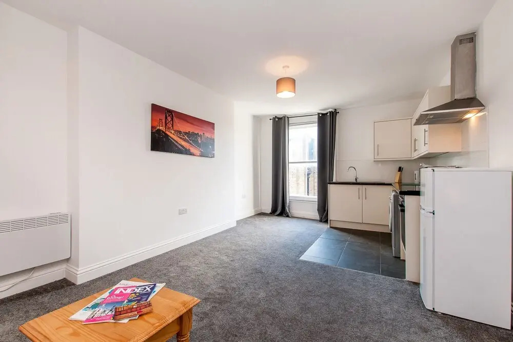 3 Bed Flat in Pedestrianized High Street