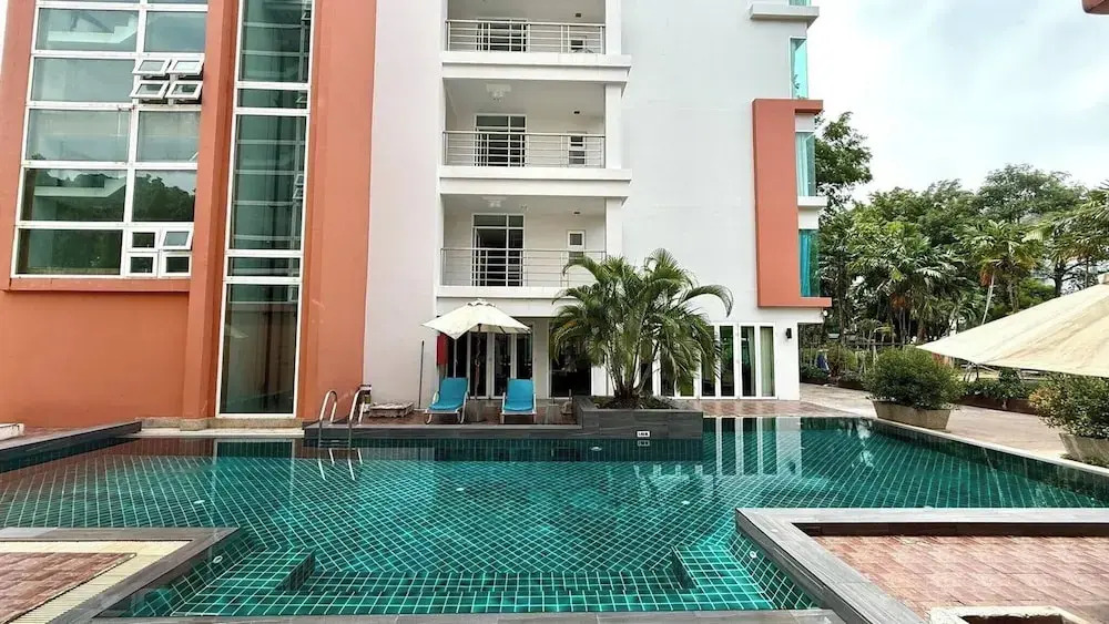 6-20 - 2 Bdr Condo With Balcony and Shared Pool