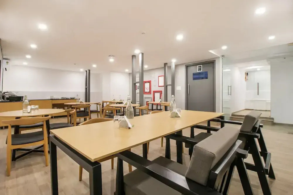 OYO Townhouse 180 Sant Regency