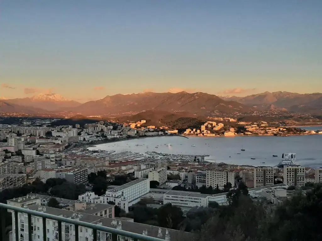 VILLA BELVEDERE D'AJACCIO, VILLA ENTIERE VUE MER POUR 2 à 10 VOYAGEURS