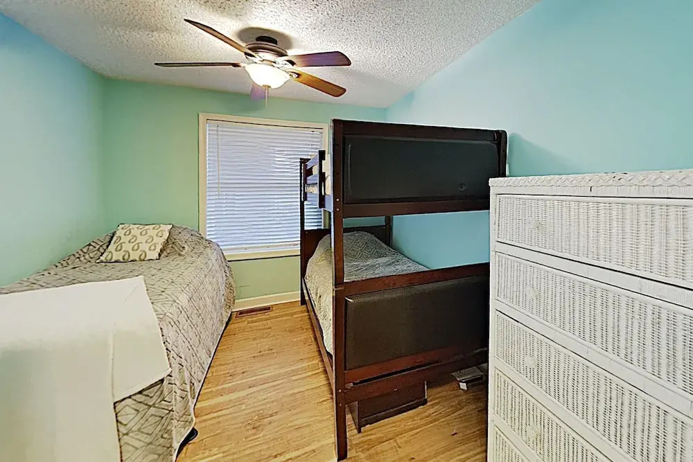 New Listing! Downtown : Walk To Beach & Bay 2 Bedroom Condo