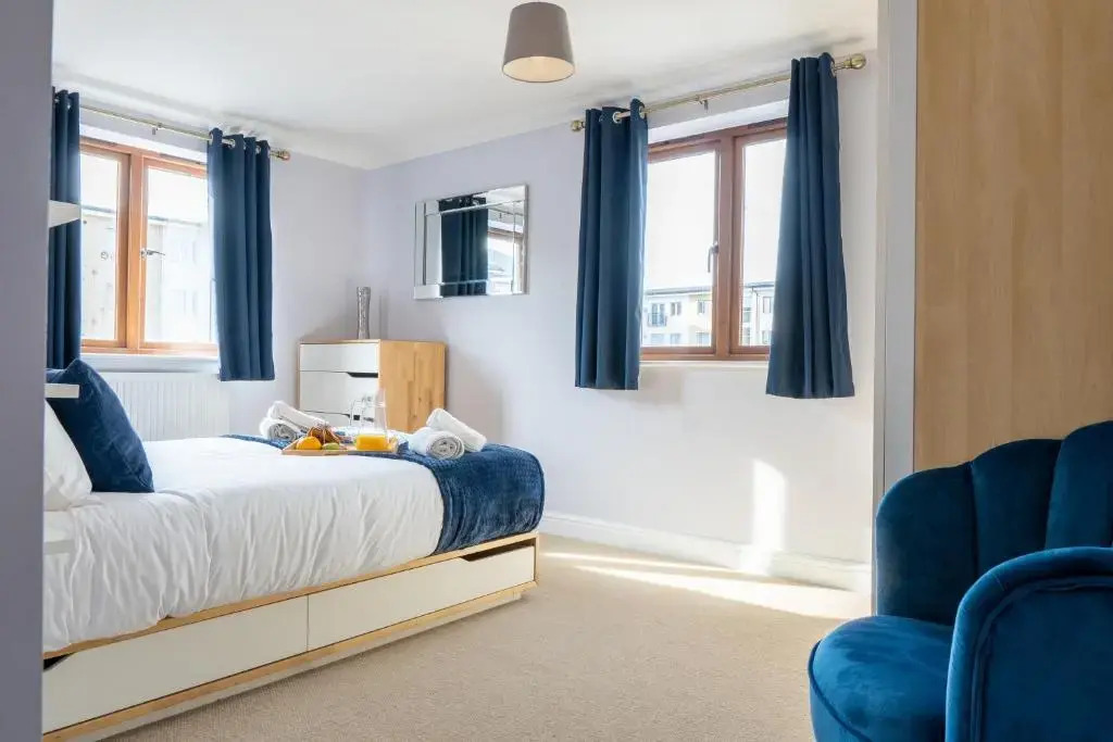 Homely Two Bedroom Apartment in Milton Keynes - Free Parking & WiFi
