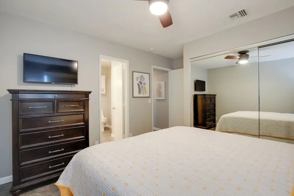 Theater Room & Pool Deck: Retreat in Palm Desert!