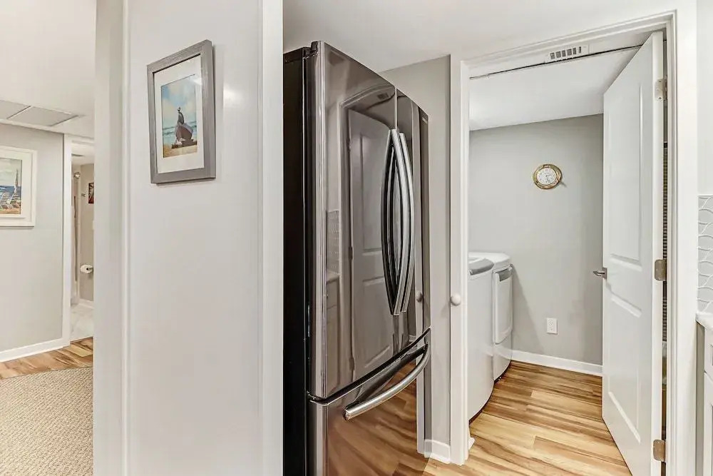 Recently Renovated Secluded Beachwood Condo Free Wifi by Redawning