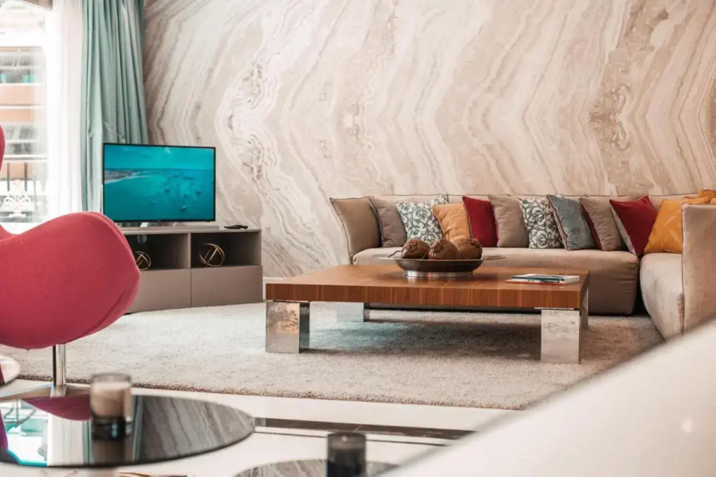 Luxury 3BDRS apt. In Mistral Beach with sea views.
