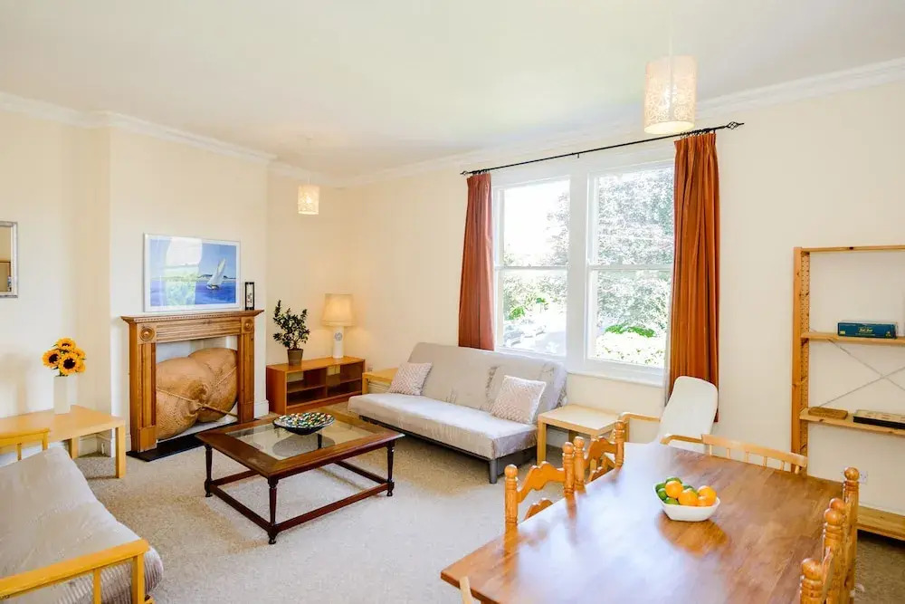 Spacious 4 Bedroom Home on Gloucester Road