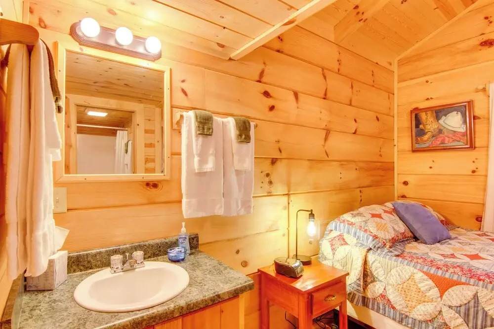Hendersonville Creekside Cabin: Near Dupont Forest