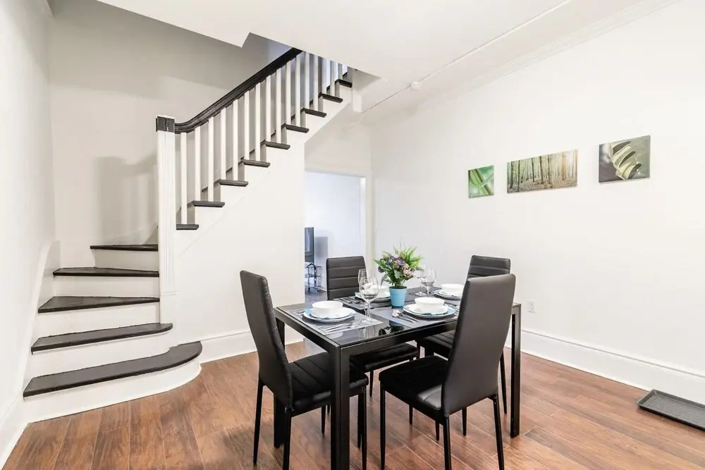 Cozy 2-storey 2BR Apt - Near Parks and King St