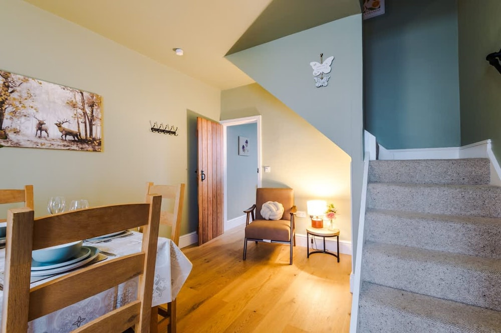 NEW Stylish Home Amazing Location Sleeps 6