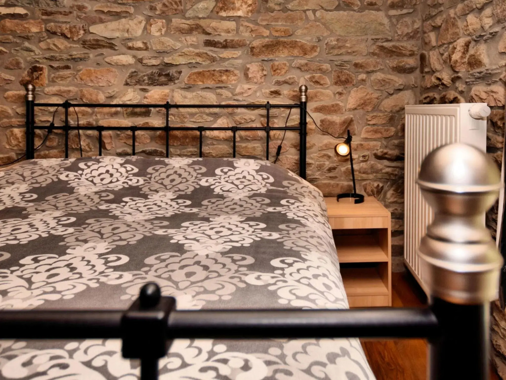 Forest-edge Stay, Burtonville