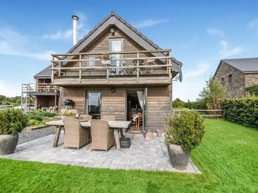 Tranquil Holiday Home in Mont with bubble bath, Terrace, Garden