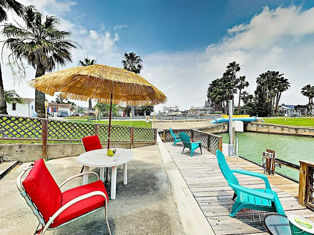 Waterfront W/ Deck & 2 Pools 1 Bedroom Condo