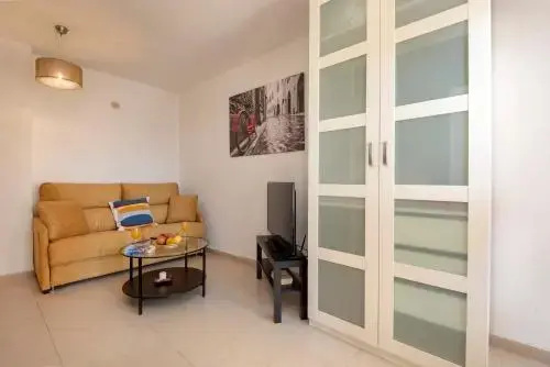 Apartamento con terraza y piscina junto a la playa